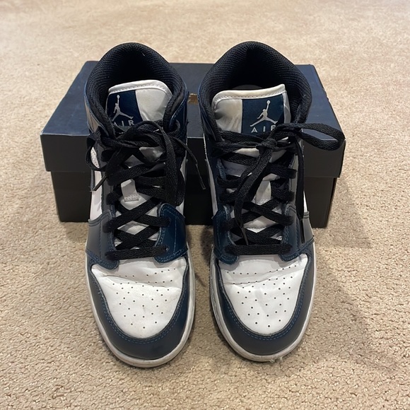 Air Jordan 1 Mid GS - Picture 3 of 7